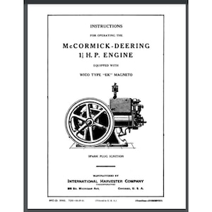 Pode incluir: Ilustração em preto e branco de um motor McCormick-Deering de 1 1/2 cavalos de potência com um magneto Wico tipo "EK". O motor possui um sistema de ignição por vela. A ilustração é de um manual de instruções para o funcionamento do motor, fabricado pela International Harvester Company.