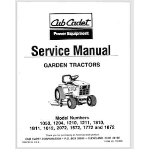 Könnte beinhalten: Schwarzweiß-Illustration eines Cub Cadet Gartentraktors auf weißem Hintergrund. Das Bild stammt aus einem Servicehandbuch für Cub Cadet Gartentraktoren mit den Modellnummern 1050, 1204, 1210, 1211, 1810, 1811, 1812, 2072, 1572, 1772 und 1872. Der Text "Cub Cadet Power Equipment" und "Service Manual" ist ebenfalls sichtbar.