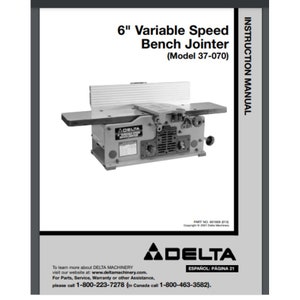 Op de afbeelding: Een zwart-wit afbeelding van een 6-inch variabele snelheid tafelafkortzaag, model 37-070, van Delta Machinery. De tafelafkortzaag is een houtbewerkingsgereedschap dat wordt gebruikt om de randen van hout te vlakken en glad te maken.