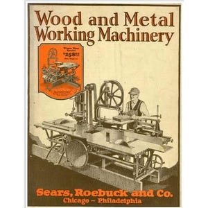 Könnte beinhalten: Vintage-Anzeige für Holz- und Metallbearbeitungsmaschinen. Das Bild zeigt eine große Maschine mit einem Arbeiter und den Text "Wood and Metal Working Machinery". Die Anzeige stammt von Sears, Roebuck and Co.