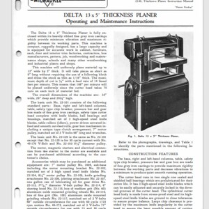 Puede incluir: Una cepilladora de espesor Delta 13 x 5" de color gris con una mesa grande y un rompevirutas de seguridad. La máquina está diseñada para aplicaciones de carpintería e industriales. El texto "DELTA 13 x 5" THICKNESS PLANER Operating and Maintenance Instructions" está impreso en la parte superior de la página.