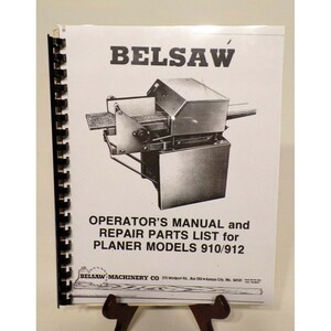 Puede incluir: Imagen en blanco y negro de una cepilladora con el texto "BELSAW OPERATOR'S MANUAL and REPAIR PARTS LIST for PLANER MODELS 910/912 BELSAW MACHINERY CO 315 Westport Rd., Box 503 Kansas City, Mo. 54141" impreso en la página.