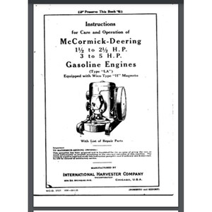 Op de afbeelding: Zwart-witte instructiehandleiding voor McCormick-Deering benzine motoren, type LA, 1 1/2 tot 2 1/2 pk en 3 tot 5 pk. De handleiding bevat een diagram van de motor en een lijst met reserveonderdelen. Het wordt geproduceerd door International Harvester Company, Chicago, USA.