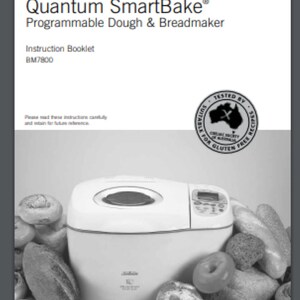 Op de afbeelding: Een witte Sunbeam Quantum SmartBake programmeerbare deeg- en broodbakmachine met een digitaal display. De broodbakmachine is omringd door verschillende soorten brood, waaronder broden, broodjes en bagels.
