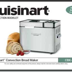 Könnte beinhalten: Ein silberner Cuisinart Konvektions-Brotbackautomat mit einem durchsichtigen Glasdeckel. Der Brotbackautomat steht auf einem weißen Hintergrund mit zwei Broten und einer kleinen Schüssel Marmelade.