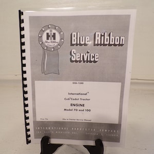 Pode incluir: Um manual de serviço em preto e branco para um motor de trator International Cub Cadet, modelos 70 e 100. O manual tem um logotipo de fita azul com o texto "Blue Ribbon Service".
