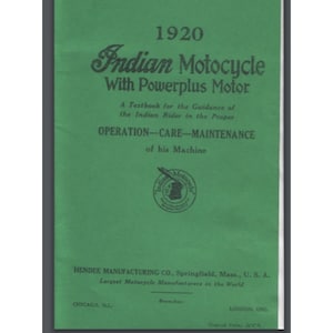 Könnte beinhalten: Ein grüner Buchumschlag aus dem Jahr 1920 mit dem Titel "Indian Motocycle With Powerplus Motor". Der Umschlag enthält Text über Betrieb, Pflege und Wartung und zeigt das Logo der Hendee Manufacturing Co. Das Buch ist ein Lehrbuch für Indian Motorradfahrer.