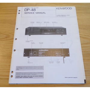 Puede incluir: Un manual de servicio blanco para reproductor de discos compactos Kenwood DP-48 con texto y diagramas en negro. El documento presenta ilustraciones técnicas de los paneles frontal y posterior del dispositivo, incluyendo etiquetas para componentes.