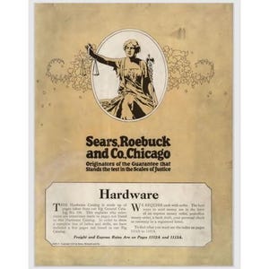 Könnte beinhalten: Vintage Anzeige für Sears, Roebuck and Co. mit einer sitzenden Frau, die eine Waage hält, und dem Wort "Hardware". Die Anzeige ist auf gealtertem Papier mit floralen Elementen und Text über Bestellungen gedruckt.