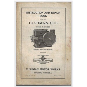 Op de afbeelding: Zwart-witte handleiding voor een Cushman Cub Model E motor. De omslag toont een foto van de motor en de tekst "INSTRUCTION AND REPAIR -BOOK- FOR THE CUSHMAN CUB MODEL E ENGINES Equipped with Wico Magneto ALL MODELS ARE TIMKEN BEARING EQUIPPED CUSHMAN MOTOR WORKS LINCOLN, NEBRASKA".