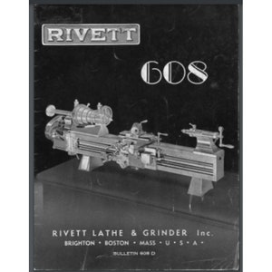 Puede incluir: Imagen en blanco y negro de un torno Rivett 608. El torno es una máquina herramienta para trabajar metales que se utiliza para dar forma y cortar metal. La imagen muestra el torno en detalle, incluyendo la bancada, la cabezal, la contrapunto y el carro. La imagen también incluye el texto "RIVETT LATHE & GRINDER Inc. BRIGHTON BOSTON MASS U.S.A. BULLETIN 608 D".