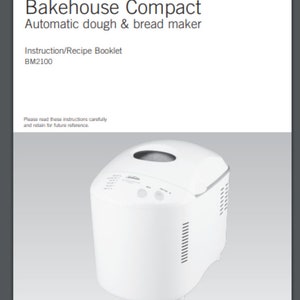 Op de afbeelding: Witte Sunbeam Bakehouse Compact automatische deeg- en broodbakmachine met een digitaal display en bedieningsknoppen. De instructiehandleiding is getiteld "Instruction/Recipe Booklet" en bevat het modelnummer BM2100.