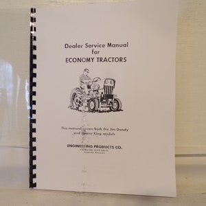 Può includere: Illustrazione in bianco e nero di un trattore sulla copertina di un Manuale di assistenza del rivenditore per trattori Economy. Il manuale copre sia i modelli Jim Dandy che Power King. Il manuale è pubblicato da Engineering Products Co. a Wausau, Wisconsin.
