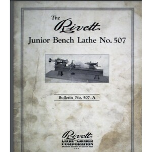 Puede incluir: Imagen en blanco y negro de un torno de banco Rivett Junior No. 507. El torno es una pequeña máquina herramienta de sobremesa utilizada para el torneado de metal. La imagen incluye el texto "The Rivett Junior Bench Lathe No. 507" y "Bulletin No. 507-A".