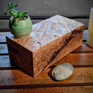 Pode incluir: Um conjunto de três canecas de cerâmica com acabamento fosco e salpicado. As canecas são em tons de creme, cinza e preto. Cada caneca tem um design simples e moderno, perfeito para café ou chá. As canecas estão empilhadas.