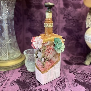 Vase bouteille de vin peint à la main : oeuvre d&#39;art en verre recyclé avec fleurs en soie