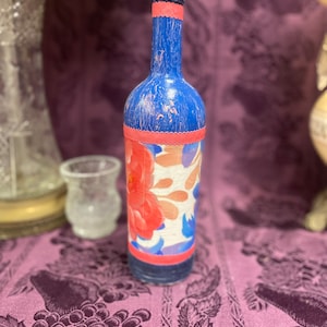 Vase bouteille de vin bleu craquelé peint à la main : art du verre recyclé