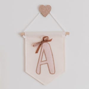 Decoración personalizada para niñas / Decoración de habitación coqueta / Banner con iniciales / Decoración de pared con letras / Decoración de lazo para guardería