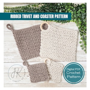 Op de afbeelding: Een digitaal PDF-haakpatroon voor een geribbelde onderzetter en set onderzetters. Het patroon bevat instructies voor het maken van een grote onderzetter en twee kleinere onderzetters. De onderzetter en onderzetters zijn getoond in bruin en wit garen.