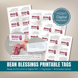 Può includere: Una collezione di etichette stampabili a tema fagiolo. Le etichette presentano le parole "Bean Blessings" e "Thank You" insieme a una grafica di fagiolo. L'immagine include anche un peluche a forma di fagiolo all'uncinetto e il testo "Instant Digital Download".