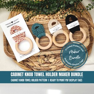 Puede incluir: Un paquete de creación de porta toallas para pomo de armario, que incluye un patrón de ganchillo y etiquetas de exhibición imprimibles. La imagen muestra tres porta toallas terminados en diferentes colores: rojo y blanco, azul verdoso y negro.