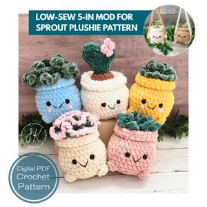 Puede incluir: Una colección de peluches de plantas de ganchillo hechos a mano en varios colores, incluyendo azul, amarillo, rosa y blanco. Cada peluche tiene una cara sonriente y está diseñado para parecerse a una planta en maceta. La imagen también incluye el texto "LOW-SEW 5-IN MOD FOR SPROUT PLUSHIE PATTERN."