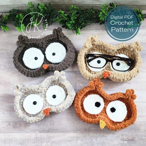 Peut inclure: Quatre porte-lunettes faits à la main en crochet en forme de hibou, de différentes couleurs : marron, beige, gris et orange. Chaque hibou a des yeux blancs avec des pupilles noires et un bec orange ou jaune. Un support contient des lunettes. Le texte "Digital PDF Crochet Pattern" est également visible.