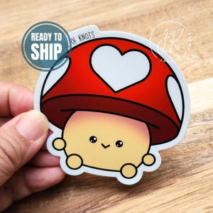Sticker Mushie, 3 pouces × 3 pouces, prêt à être expédié, autocollants imperméables, adorables autocollants, autocollants pour ordinateur portable, autocollants kawaii