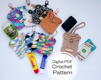 Puede incluir: Un patrón de crochet PDF digital para hacer pequeñas bolsas de crochet con cierre de botón. Las bolsas se muestran en varios colores y patrones, incluyendo arcoíris, blanco y negro, y marrón. Las bolsas son perfectas para guardar artículos pequeños como desinfectante de manos, bálsamo labial o llaves.