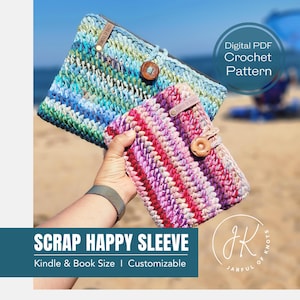 Puede incluir: Dos fundas de ganchillo hechas a mano, una azul y verde, otra rosa y morada, con cierres de botón de madera. La imagen incluye el texto "SCRAP HAPPY SLEEVE" y "Digital PDF Crochet Pattern". Diseñado para Kindle y libros.