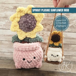Puede incluir: Un patrón de crochet para un girasol de peluche en una maceta. El patrón se llama "Sprout Plushie Sunflower Mod" y está disponible como descarga digital PDF. El girasol es amarillo con un centro morado y la maceta es rosa. El patrón es de "Jarful of Knots".