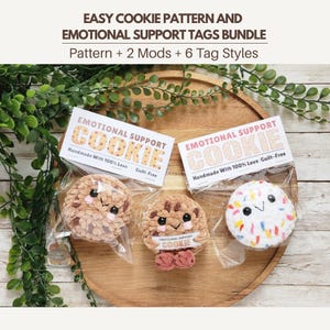 Peut inclure: Trois jouets en peluche en forme de cookie sont présentés sur un plateau en bois, chacun dans un sac transparent. Les cookies ont des visages brodés et sont étiquetés "EMOTIONAL SUPPORT COOKIE". Le texte "EASY COOKIE PATTERN AND EMOTIONAL SUPPORT TAGS BUNDLE" est en haut.