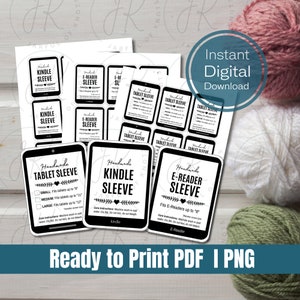 Op de afbeelding: Printbare digitale download van zwart-witte labels voor handgemaakte tablet-, Kindle- en e-readerhoezen. De labels bevatten de tekst "Handmade Tablet Sleeve", "Handmade Kindle Sleeve" en "Handmade E-Reader Sleeve" met maatopties en verzorgingsinstructies. De labels zijn klaar om te printen in PDF- en PNG-formaat.