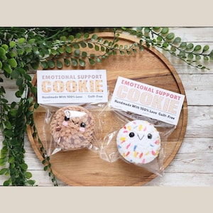 Puede incluir: Un letrero de madera rústica con el texto "Welcome to our home" en un estilo manuscrito. El letrero presenta un acabado envejecido y un diseño sencillo y acogedor, para la entrada.