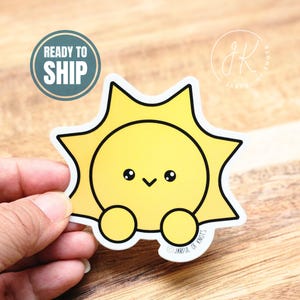 Autocollant soleil, 3 po. x 2,80 po., prêt à être expédié, autocollants imperméables, adorables autocollants, autocollants pour ordinateur portable, autocollants kawaii