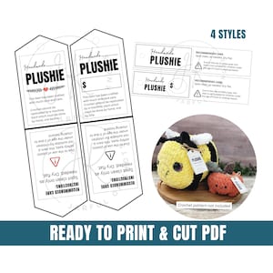 Puede incluir: Un conjunto de peluches hechos a mano, una abeja amarilla y negra y una calabaza naranja, con etiquetas. La imagen incluye etiquetas con instrucciones de cuidado y el texto "READY TO PRINT & CUT PDF".