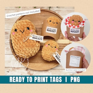 Peut inclure: Des nuggets au crochet faits à la main, de différentes tailles, avec des visages souriants et des étiquettes « EMOTIONAL SUPPORT NUGGET ». Un nugget est dans un emballage en papier. Le texte « READY TO PRINT TAGS I PNG » est également présent.