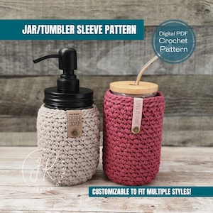 Puede incluir: Patrón de crochet para una funda de frasco o vaso. El patrón es personalizable para adaptarse a múltiples estilos. La imagen muestra dos fundas de crochet, una en beige y otra en rosa, ambas con una etiqueta que dice "Jarful of Knots".