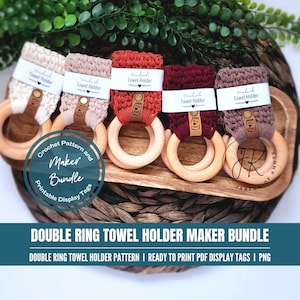 Puede incluir: Cinco porta toallas de crochet en varios colores, incluyendo beige, naranja, rojo y marrón, se muestran en una bandeja de madera. Cada porta toallas está unido a un anillo de madera. Los porta toallas están etiquetados como "Handmade Towel Holder". La imagen también incluye un logotipo circular con el texto "Crochet Pattern and Maker Bundle Printable Display Tags".