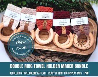 Könnte beinhalten: Fünf gehäkelte Handtuchhalter in verschiedenen Farben, darunter Beige, Orange, Rot und Braun, werden auf einem Holztablett präsentiert. Jeder Handtuchhalter ist an einem Holzring befestigt. Die Handtuchhalter sind mit "Handmade Towel Holder" beschriftet. Das Bild enthält auch ein kreisförmiges Logo mit dem Text "Crochet Pattern and Maker Bundle Printable Display Tags".