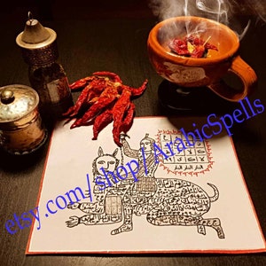 Puede incluir: Un papel blanco con un dibujo en tinta negra de una persona montando una criatura con escritura árabe y una cuadrícula cuadrada con números árabes. El papel está sobre una superficie de madera con pimientos rojos, un recipiente de plata y un quemador de incienso de cerámica marrón con pimientos rojos dentro.