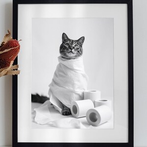 Gatto carino avvolto nella carta igienica - Divertente stampa in bianco e nero per il bagno, decorazione murale con gatto, stampa umoristica per il bagno