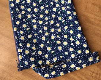 Daisy Dots Wristlet