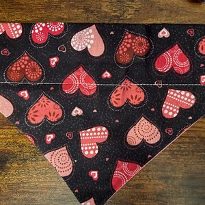 Bandana avec collier noir coeurs pour chien/Accessoires/Cadeaux pour chien
