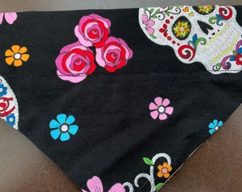Bandana para cachorro com estampa de caveiras mexicanas do Dia dos Mortos (para usar por cima da coleira) / Em promoção
