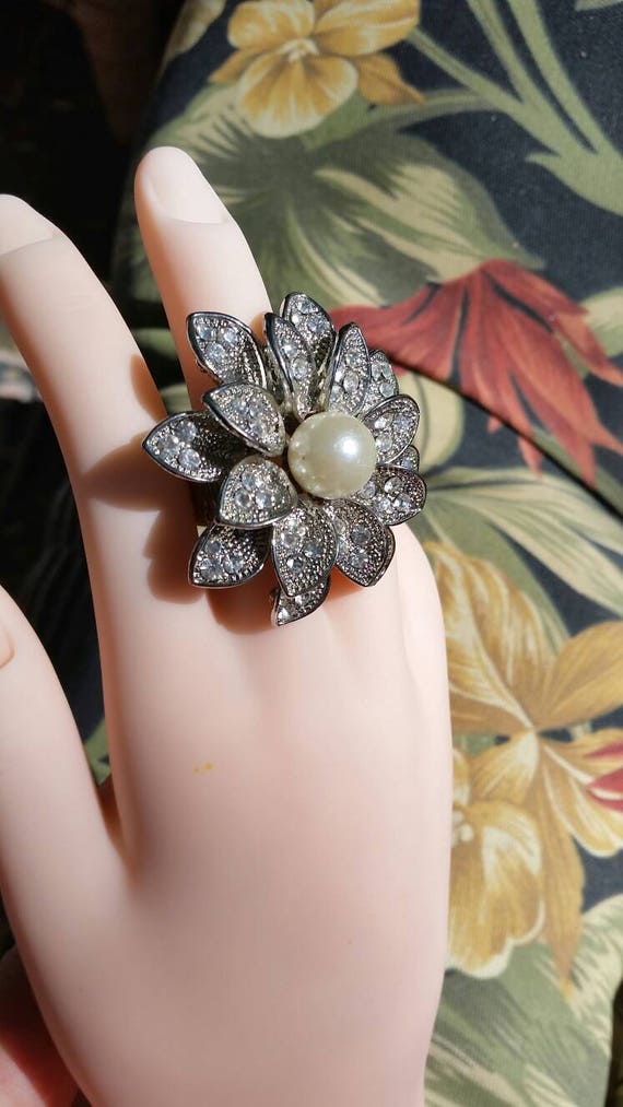 Vintage Faux Pearl and Rhinestone Flower Stretch … - image 5
