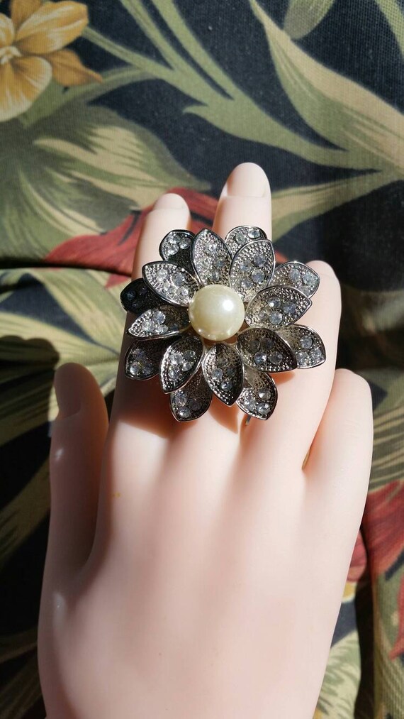 Vintage Faux Pearl and Rhinestone Flower Stretch … - image 9