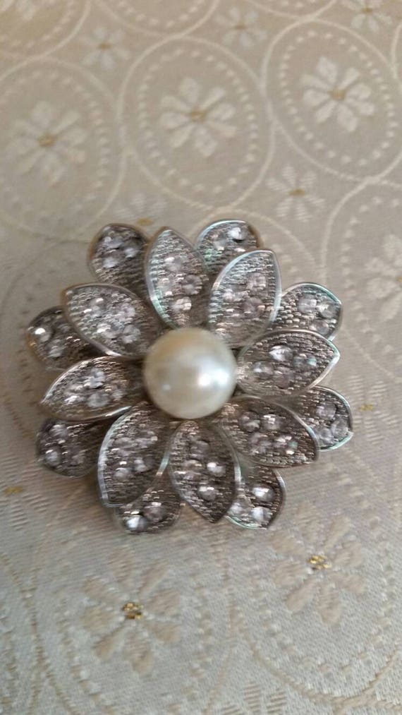 Vintage Faux Pearl and Rhinestone Flower Stretch … - image 1