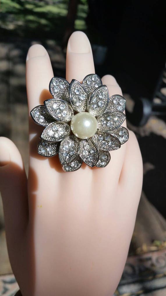 Vintage Faux Pearl and Rhinestone Flower Stretch … - image 2