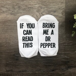 If you can read this bring me a dr. pepper socks, funny and hilarious mom socks, surgery socks, Doctor Pepper women&#39;s socks, lazy day socks.